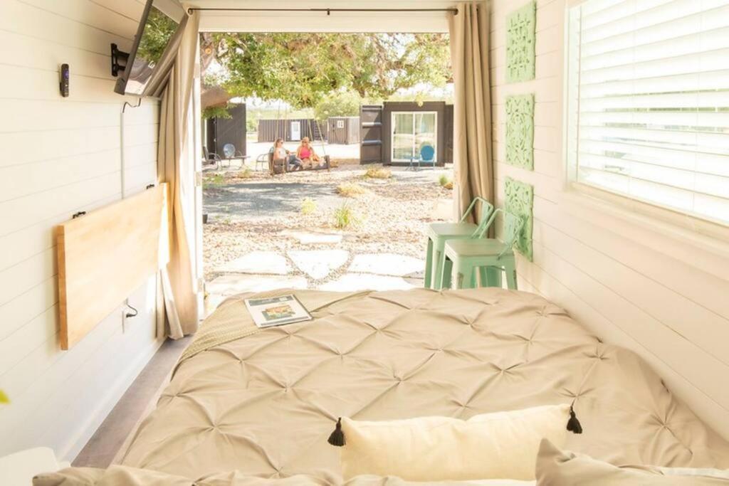 The Container Retreat @ 290 Wine Trail #10 Welcome Friends! Hye ภายนอก รูปภาพ